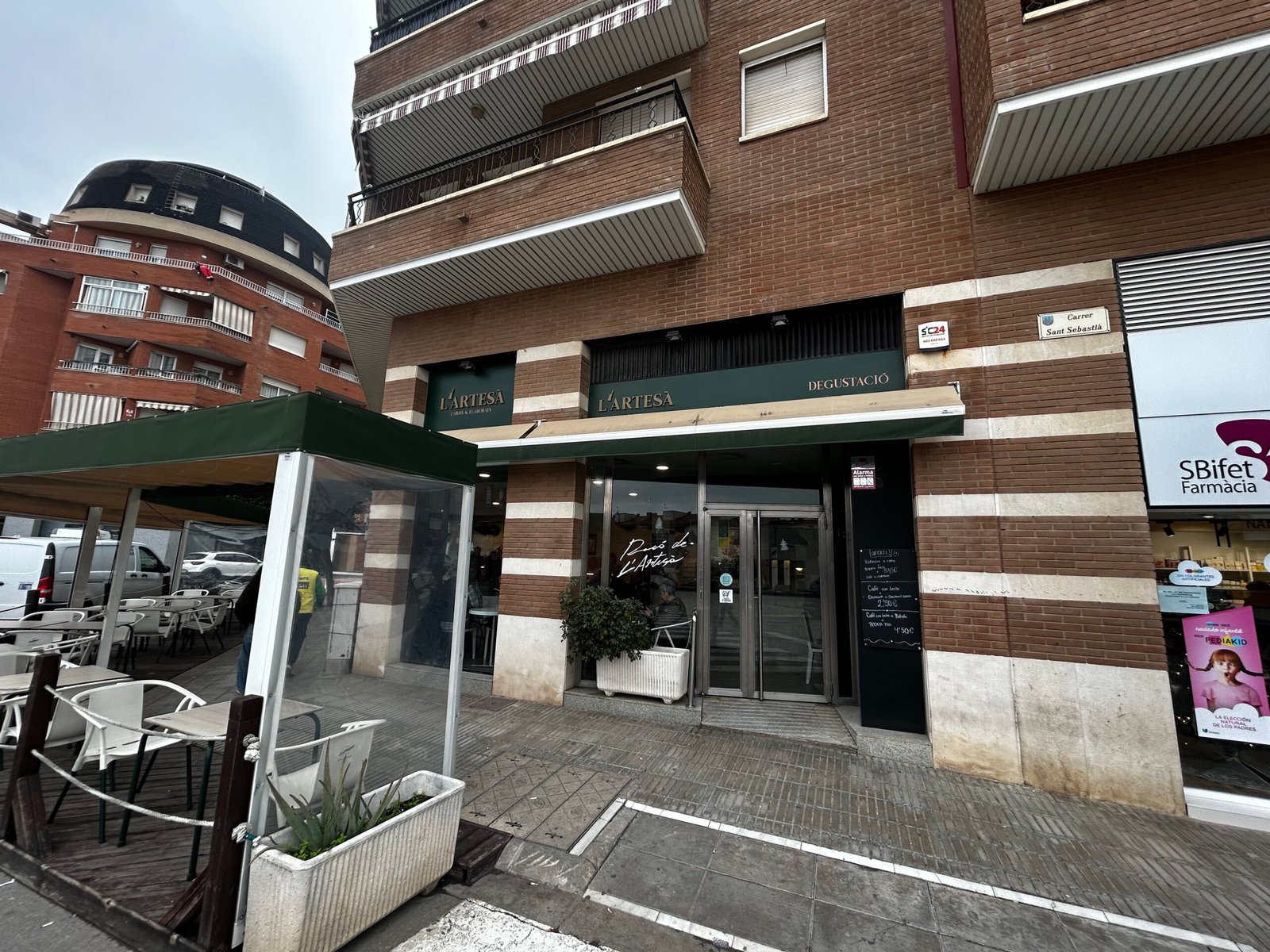 Terraza exterior de L'Artesà en Torrefarrera para clientes