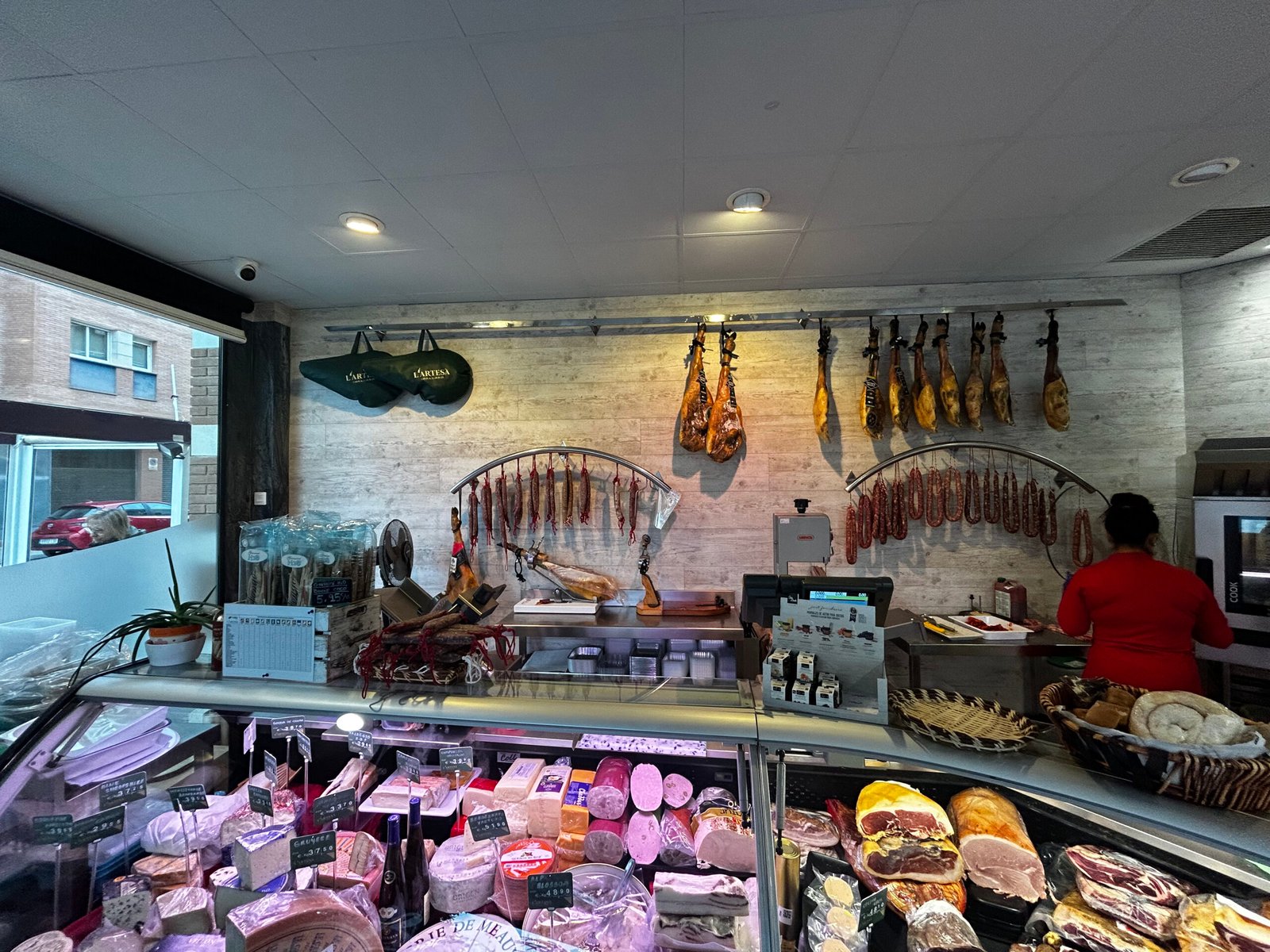 Interior del mostrador de la carnicería L'Artesà con productos artesanales