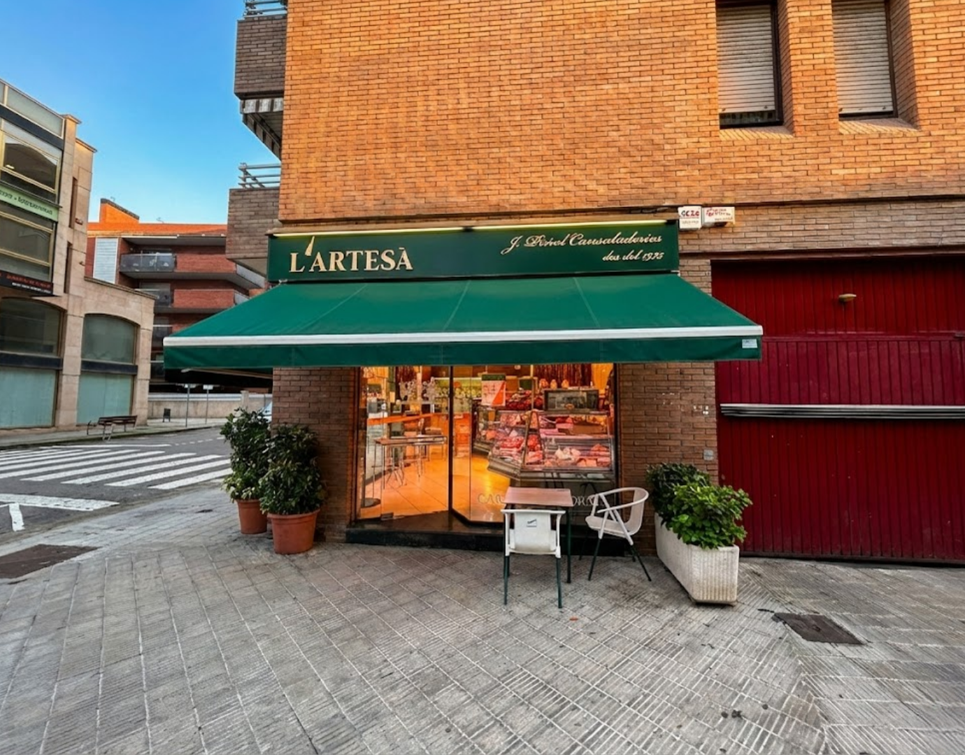 Fachada exterior de la carnicería L'Artesà Carns & Elaborats en Lleida